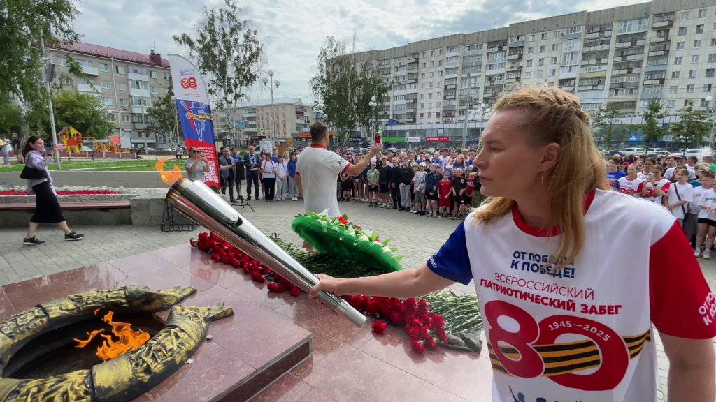 Вечный Огонь в Кургане зажгли участники забега «От Победы к Победе!» 8 14 2