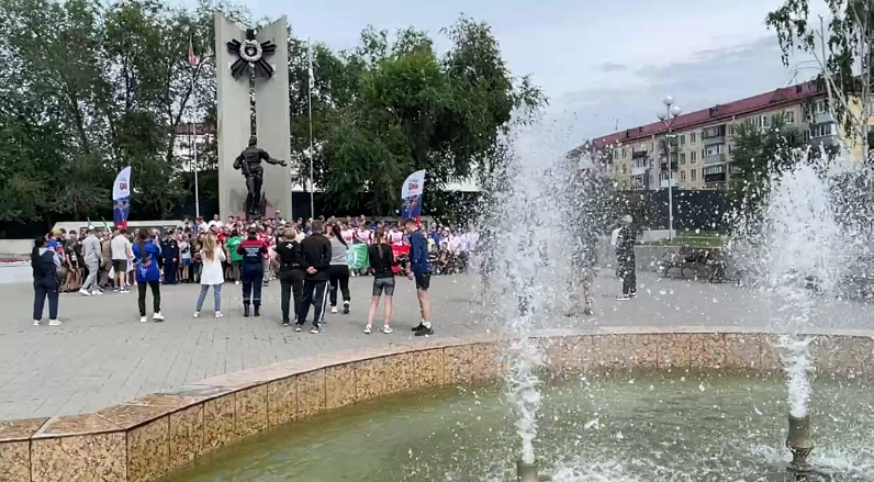 Вечный Огонь в Кургане зажгли участники забега «От Победы к Победе!» 9 15 1