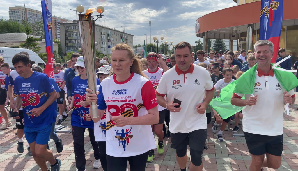 Вечный Огонь в Кургане зажгли участники забега «От Победы к Победе!» 6 7 3