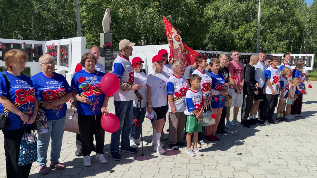 Участников патриотического забега «От Победы к Победе!» благословил в Тулуне иерей Леонид 2 9