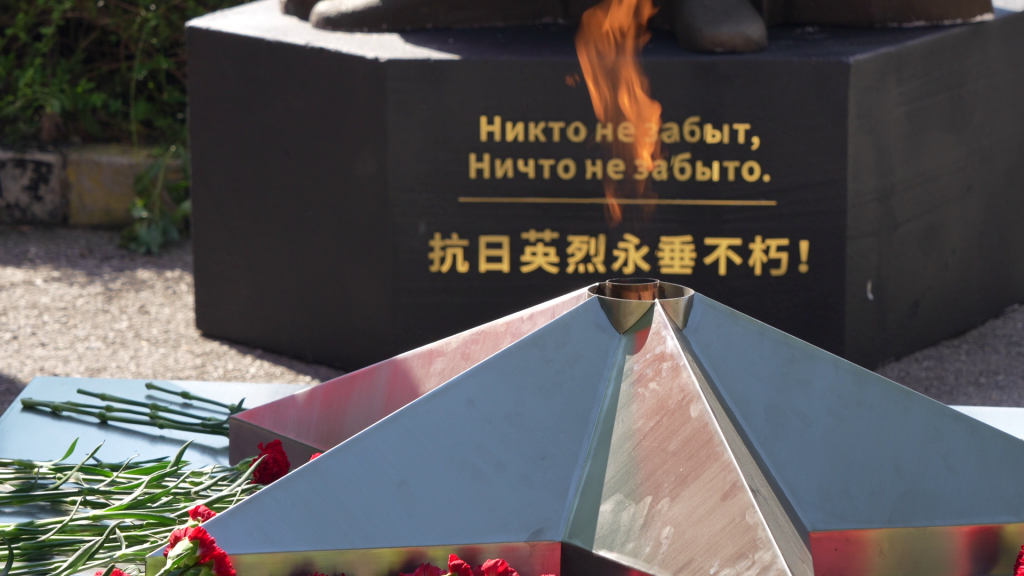 Первый в КНР Вечный Огонь зажжён в Пекине от частицы Огня Победы из Александровского сада 12 30